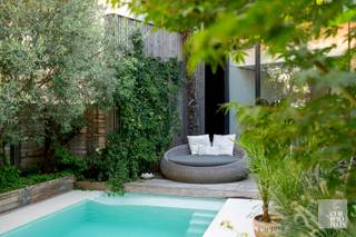 INDELING<br /><br />Het herenhuis biedt op het gelijkvloers een handelsruimte van 107m² met luxe afwerking. Aan de achterzijde bevindt zich een ruimte die momenteel gebruikt wordt als zitruimte maar die kan ingericht worden als bureau of kantoor. Aansluitend is er de ingerichte tuin met zwembad en overdekte bar. Voor het clienteel van de handelsruimte is er een parking voorzien geschikt voor 4 auto's die bereikbaar zijn via de L. Lambrechtsstraat. <br /><br />De bovenwoning van 200m² beschikt over een privé parking die bereikbaar is via een aparte ingang. Verdieping 1 omvat een privatieve inkom, een ruime woonkamer met zit- en eetruimte, een keuken, een berging, een wc en een terras. De tweede verdieping is voorzien van een nachthal, 3 slaapkamers, een dressing en een badkamer. <br />Het herenhuis is volledig onderkelderd.<br /><br />AFWERKING<br /><br />De keuken op verdieping 1 is voorzien van alle toestellen waaronder een gasfornuis, een enkele spoelbak, een oven en een vaatwasmachine. De badkamer beschikt over een inloopdouche, toilet en enkele wasbak geïntegreerd in het meubel. <br /><br />De handelsruimte is afgewerkt met parket en gepolierd beton, en heeft hoge plafonds met inbouwspots en sierlijsten. Zowel de begane grond als de eerste verdieping zijn voorzien van airconditioning.