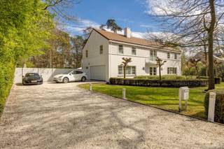 Exclusieve architectenvilla met zwembad in de prestigieuze BellemondwijkIn de gegeerde Bellemondwijk in s Gravenwezel bevindt zich deze luxe...