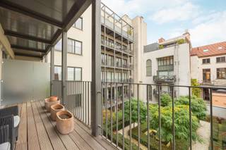 <p><span>Trendy apartment in historic city center</span></p><p><span> </span></p><p><span>A trendy apartment with terrace and lots of light. Living room on parquet floor with separated desk-loft corner (Can also serve as 2nd bedroom if necessary). </span></p><p><span>Open kitchen equipped with appliances. Storage room. Separate toilet. </span></p><p><span>Bathroom with shower in bath. </span></p><p><span>1 spacious bedroom. </span></p><p><span> </span></p><p><span>Additional's: </span></p><ul><li><span>Lovely terrace overlooking beautifully landscaped courtyard garden.</span></li><li><span>Favorable EPC</span></li><li><span>Electricity conform</span></li><li><span>Indoor parking possible to purchase for €27,000,- (not required)</span></li></ul>