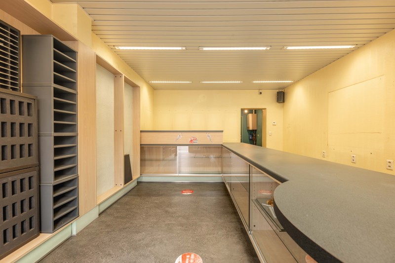 Commerciële ruimte / kantoorruimte in het centrum van Sint-Eloois-Vijve! - foto 4