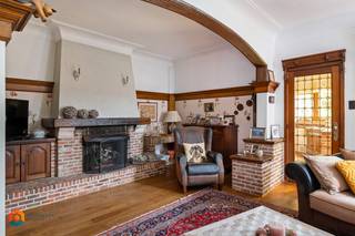 Op een uitstekende locatie te Sint-Katelijne-Waver bevindt zich deze karaktervolle woning met 3 slaapkamers, garage en een bewoonbare opp. van 292 m². U geniet hier van een uitstekende ligging in de nabijheid van het Borgersteinpark en de Nekker, met een vlotte verbinding naar de belangrijkste invalswegen. <br /><br />We betreden de woning via de inkomhal met vestiaire. De ruime leefruimte met open haard geniet van veel lichtinval door de grote raampartijen. Deze kunt u inrichten met een gezellige zithoek en aparte eetplaats. Aangrenzend bevindt zich de keuken die voorzien is van de voornaamste toestellen en aansluiting biedt voor was- en droogmachine. Via de keuken heeft u toegang tot de royale veranda met apart gastentoilet. Hier heeft u een uitzicht op de tuin, waar u steeds in alle rust en privacy kan genieten van het mooie weer. De nachthal op de eerste verdieping geeft ons toegang tot een apart toilet en 2 slaapkamers, waarvan één met dressing/bureau en elk met een eigen badkamer voor optimaal comfort en privacy. De eerste badkamer is voorzien van een dubbele lavabo, douchebad en toilet. De tweede badkamer is uitgerust met een douche en lavabo. Verder vindt u hier ook nog een extra ruimte die momenteel werd ingericht als kapsalon, maar die zeker ook kan dienen als derde slaapkamer, kantoorruimte of praktijkruimte. Tenslotte beschikt de woning over een garage met rechtstreekse toegang tot de tuin en een kelder die extra bergruimte biedt.<br /><br />U bent verplicht om deze woning binnen de 5 jaar na aankoop grondig energetisch te renoveren tot minimum EPC-label D. <br /><br />Dit is een uitstekende opportuniteit als u op zoek bent naar een karaktervolle gezinswoning met heel wat potentieel op een fantastische locatie te Sint-Katelijne-Waver. Contacteer ons voor meer informatie op 0479 47 09 61 of neem een kijkje op www.boonstravastgoed.be. <br /><br />Bijzonderheden:<br />- Toplocatie<br />- 3 Slaapkamers<br />- Bewoonbare opp. van 292 m²