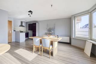 Op de 2e verdieping van deze kleinschalige residentie, vind je dit lichtrijk, op te frissen, 2-slaapkamerappartement. Via de traphal met lift, kom...