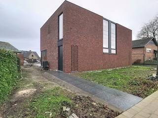 Deze nieuwbouwwoning bevindt zich aan de stadsrand van Poperinge, net aan de ring. Alle nodige voorzieningen zijn op korte afstand aanwezig. De...