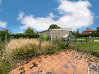 Te renoveren woning in Langemark-Poelkapelle biedt een tal van mogelijkheden<br /><br />Ontdek de vastgoedvideo; https://youtube.com/embed/EBzr-rnVY-E<br /><br />Indeling;<br /><br />Inkom (3,6m) - leefruimte met hout cassette (30,65m) - berging onder de trap (1,3m) - keuken (16,62m) - badkamer met ligbad en enkele wastafel (3,7m) - toilet - wasberging (14,67m) - terras - tuin (81m²) <br /><br />1ste verdieping;<br /><br />2 slaapkamers (10m - 14,27m) <br /><br />2de verdieping;<br /><br />Zolder