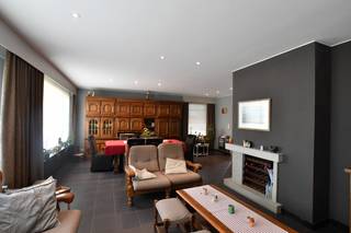 Ruime, op te frissen woning die wooncomfort combineert met professionele mogelijkheden. Indien gewenst kan de woning makkelijk omgebouwd worden...