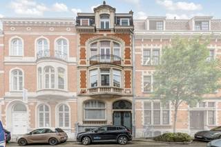 Een prachtige façade, een vergunning voor appartementen én twee garages: dit statige herenhuis combineert karakter met uitzonderlijk potentieel op één van de beste locaties van Leuven! In de Koning Leopold I-straat woont u vlak bij het Ladeuzeplein en de Bondgenotenlaan, met het station op wandelafstand, kortom: een absolute topligging in het bruisende hart van de stad. Deze parel werd door de jaren heen beetje bij beetje gerenoveerd met kwaliteitsvolle materialen (parket, marmeren afwerking) en met aandacht voor het behoud van haar authenticiteit. Achter de indrukwekkende gevel schuilt een royale woning die benut kan worden als woonhuis en die eveneens beschikt over een vergunning voor 3 appartementen. De hoge afwerkingsgraad, nuttige bewoonbare oppervlakte, multifunctioneel gebruik en unieke ligging zijn absolute pluspunten van deze majestueuze herenwoning.  Een bijzondere kans voor wie ruim en karaktervol wil wonen of het vergunde potentieel verder wil benutten. Benieuwd om langs te komen en zelf de mogelijkheden te ontdekken? Contacteer ons voor meer informatie of een bezoek! 