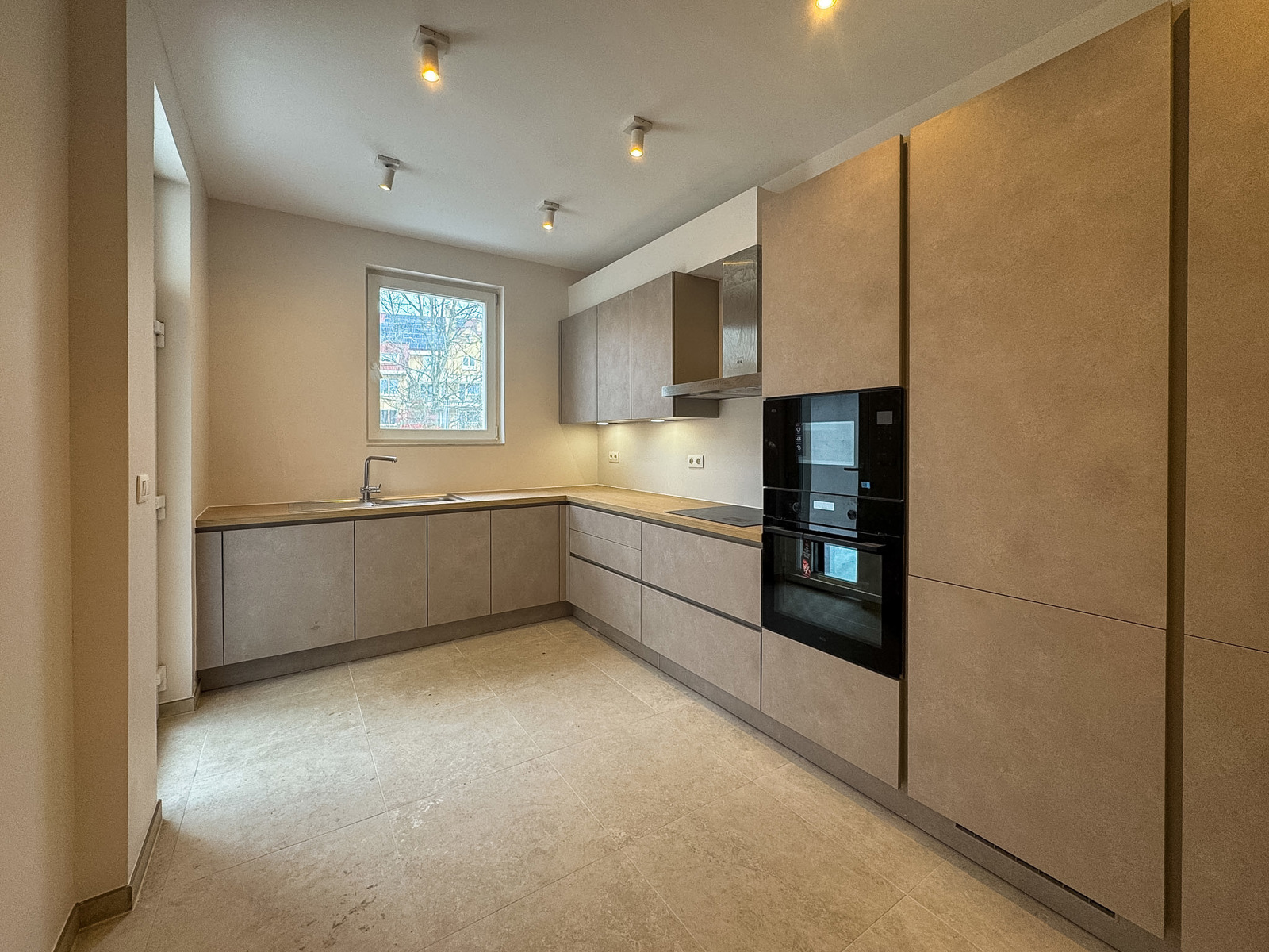 Woning met 4 slaapkamers + bureau! - foto 3