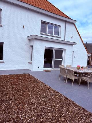 Gerenoveerde woning met 5 SLK en zonnige tuin<br /><br />Bij het binnenkomen word je verwelkomd in een ruime inkomhal die toegang biedt tot de lichtrijke leefruimte.<br />Deze bestaat uit een gezellige zithoek met palletkachel, een eethoek en een open, volledig uitgeruste keuken met zicht op het aangelegde terras.<br /><br />Op het gelijkvloers vind je verder een badkamer met ligbad en dubbele wastafel, evenals een apart toilet.<br /><br />De eerste verdieping beschikt over drie volwaardige slaapkamers en een tweede badkamer met douche, wastafel en toilet.<br /><br />Op de tweede verdieping bevinden zich nog eens twee extra slaapkamers.<br /><br />Buiten geniet je vooraan van een verzorgde voortuin met aangelegde parkeerplaatsen en een laadpaal. Achteraan is de woning eveneens bereikbaar via een achterliggende straat, waar zich een carport en een extra tuinberging bevinden. Het ruime, aangelegde terras maakt het plaatje compleet. Ook de buitengevel zit in een fris laagje verf!<br /><br />Deze woning werd met oog voor detail, liefde en toekomstgerichtheid gerenoveerd, wat resulteert in een gunstige EPC-waarde B. Bovendien is de woning asbestveilig en beschikt ze over een conforme elektrische keuring.