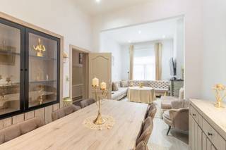 <p>Deze ruime woning combineert een warme uitstraling met originele details. Je woont vlakbij openbaar vervoer, winkels en scholen, met vlotte toegang tot invalswegen. </p><p><br /></p><p>Op de gelijkvloerse verdieping bestaat de woning uit een mooie inkomhal, een woon- en eetkamer, een zeer ruime keuken met achteraan toegang tot een stadskoer. Op de eerste verdieping zijn er twee grote slaapkamers en een badkamer met ligbad en voorzieningen voor wasmachine en droogkast. De tweede verdieping bestaat nog uit twee tot drie volwaardige slaapkamers.</p><p><br /></p><p><strong>Troeven</strong>: zeer ruime en prachtig onderhouden woning - elektriciteit is conform - er is zowel een kelder als een zolder voor extra stockage - gunstig EPC B.</p>