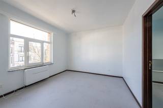 Lichtrijk appartement (V2 - 1 SLK) in klein en rustig gebouw. Indeling:We bereiken deze 2de en hoogste verdieping met de trap (er is geen lift...