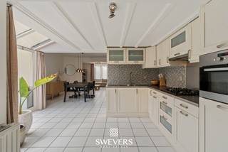 Interesse? Meer informatie op www.SWEVERS.be - Een instapklare woning… 3 ruime slaapkamers… een zonrijke tuin… en dé ideale ligging vlakbij het hartje van Kuringen… BINGO! In deze leuke halfopen woning in de rustige Jessenhofstraat 41 in Kuringen vink jij moeiteloos alle grote troeven van jouw wenslijst. De woning werd oorspronkelijk gebouwd in 1935 op een knap perceel van 6a 10a. De woning kreeg doorheen de tijd al een grondige opfrisbeurt en ook de afgelopen jaren werden er nog heel wat zaken aangepakt. Je krijgt een hier zo een hedendaagse en instapklare bewoonbare oppervlakte van 169m² groot met nog heel wat potentieel. Via de inkomhal kom je in de lichtrijke leefruimte van 28,60 m², die naadloos aansluit op de open keuken van 13,72 m². De indeling zorgt voor een aangename, moderne sfeer met voldoende plaats voor een gezellige zithoek, eethoek, bureau of speelhoek. Vanuit de keuken en de erker met grote raampartijen heb je een mooi zicht op het zuidoostelijk georiënteerde terras en de diepe, groene tuin van maar liefst 77 meter. Een heerlijke plek om in alle rust van het buitenleven te genieten. Gelijkvloers zijn er verder nog een apart toilet, een speelhoek en een praktische berging van 13,66 m² op 2 niveaus. Op de eerste verdieping bevinden zich 2 slaapkamers van 11,63 m² en 17,54 m² en een badkamer met bad en douche. Via de vaste trap bereik je de zolderverdieping, ingericht als ruime derde slaapkamer van 21,78 m², ideaal ook als hobbyruimte of bureau. Extra troef is de ligging: rustig en groen, met parken, speeltuinen, winkels, scholen en restaurants vlakbij. Bovendien woon je op 4 minuten van de E313 en op ongeveer 10 minuten van het station van Hasselt. Voor meer informatie, bel 011 255 155. Bron bewoonbare oppervlakte: EPC – verslag.