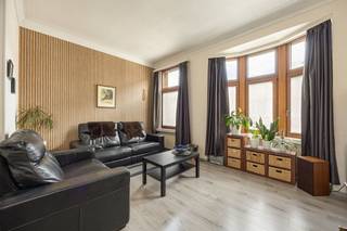 <p><span>Ruimte, groen én een garage in Deurne-Centrum? Deze instapklare woning heeft het allemaal: een lichte leefverdieping met overdekt terras, een zuidwestgerichte tuin met veel privacy, twee badkamers en een flexibel gelijkvloers dat ook perfect werkt als bureau of derde slaapkamer.</span></p><p><span>Praktisch gelijkvloers met tuincontact</span></p><p><span>Binnenkomen doe je op het gelijkvloers, waar de grote garage meteen een pak praktische ruimte biedt. Aansluitend ligt de wasberging met aansluiting voor de wasmachine, een wastafel en de condenserende gasketel van 2023. Achteraan bevindt zich een veelzijdige bureauruimte die evengoed kan dienen als derde slaapkamer, hobbyplek of rustige thuiswerkplek. Het schuifraam trekt het daglicht naar binnen en opent het zicht op de tuin. De geïsoleerde zijgevel en rolluiken met isolatie maken deze verdieping extra functioneel. De woning is bovendien volledig onderkelderd, handig voor voorraad, fietsen en alles wat je liever netjes uit het zicht bewaart.</span></p><p><span>Buiten wacht een verrassend ruime, zuidwestgerichte tuin met veel privacy. Het terras aan tuinniveau sluit mooi aan op het groen, terwijl een buitentrap de tuin verbindt met het overdekte terras op de eerste verdieping. Zo krijg je verschillende plekken om buiten te zitten, van een beschutte koffieplek tot een zonnige namiddag in de tuin.</span></p><p><span>Lichte leefverdieping met overdekt terras</span></p><p><span>Op de eerste verdieping vormen woonkamer en eetplaats één royale leefruimte. De lichte laminaatvloer houdt het geheel fris, terwijl de erker en de ramen voor- en achteraan voor een aangename lichtinval zorgen. Er is vlot plaats voor een ruim salon én een grote eettafel. Via de eetplaats stap je rechtstreeks naar het overdekte terras, een beschutte buitenkamer met zicht op het groen en een trap naar de tuin.</span></p><p><span>De aparte keuken is praktisch ingericht op een onderhoudsvriendelijke tegelvloer. Je beschikt er over een spoelbak, gasvuur, koelkast, dampkap en heel wat kastruimte. In de traphal zorgen de blokparketvloer en de karaktervolle tussendeur voor een warme, authentieke toets. Hier vind je ook een apart toilet met lavabo.</span></p><p><span>Twee slaapkamers, twee badkamers en extra comfort</span></p><p><span>De tweede verdieping is ingericht als rustige slaapzone op blokparket. De ruime slaapkamer geeft rechtstreeks toegang tot de badkamer, die is uitgerust met een toilet, een bad met douchescherm en een lavabomeubel met spiegelkast. Daarnaast is er een aparte douchekamer met douche en lavabo, bijzonder handig in de ochtendspits. De tweede slaapkamer geeft uit op een balkon en beschikt over een aparte dressing. Dankzij de flexibele bureauruimte beneden telt de woning in de praktijk twee tot drie slaapkamers.</span></p><p><span>Groen, winkels en verbindingen dichtbij</span></p><p><span>Je woont hier in Deurne-Centrum, met scholen, winkels, openbaar vervoer en belangrijke invalswegen vlakbij. Ook het Rivierenhof ligt in de buurt: 130 hectare groen met wandelpaden, vijvers, sportmogelijkheden, speelplekken en ruimte om gewoon even te ontsnappen aan de stadsdrukte. Zo combineer je een praktische stadsbasis met opvallend veel groen binnen handbereik</span></p>