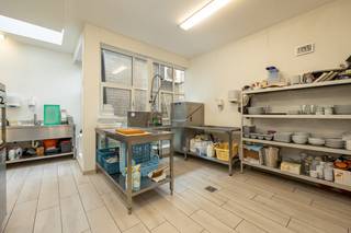 Handelsgelijkvloers met inpandige garage gelegen aan de Heuvelstraat 80 in het centrum van Boechout met een oppervlakte van ca. 182 m². Het pand wordt momenteel uitgebaat door de eigenaars als een gekend tearoom/brasserie ’t Notarjaet en beschikt over een hedendaagse inrichting, die optioneel kan worden overgenomen.<br /><br />De indeling omvat een open en polyvalente handelsruimte met airconditioning, een volledig uitgeruste keuken, sanitaire voorzieningen met onder meer een toilet voor mindervaliden, technische berging, apart bureel en een koer die voor aangename natuurlijke lichtinval zorgt. Verder beschikt het pand over een kelder van circa 6 m² en een zeer ruime garage met plaats voor twee wagens of extra opslag.<br />De elektrische installatie is conform, recente condenserende gasketel en het geheel verkeert in zeer goed onderhouden en functionele staat. <br />Deze eigendom maakt deel uit van een kleinschalig gebouw met maar twee eigenaars en lage vaste kosten.<br /><br />De overname van de inrichting en uitrusting bedraagt €45.000. Op verzoek kan een gedetailleerde inventarislijst worden bezorgd. De overname is niet verplicht.<br /><br />Dit pand biedt een bijzonder aantrekkelijke opportuniteit voor ondernemers die een horecazaak wensen op te starten op een centrale locatie in Boechout, maar evenzeer voor investeerders of zelfstandigen die op zoek zijn naar een polyvalente en instapklare handelsruimte met bewezen potentieel. Vrij van huurcontract en onmiddellijk beschikbaar. Desgewenst kan ook de bestaande zaak worden overgenomen in samenspraak met de eigenaars.<br /><br />Bekijk alvast de videotour, het gunstig EPC-label B, de blanco asbestinventaris, elektrische keuring en het grondplan via de Wellimmo-site (documenten).<br /><br />Bij interesse bel 03 225 00 68 of mail naar laura@wellimmo.net