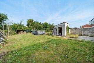 Te koop in Orp-le-Grand, charmant huis met 4 slaapkamers met tuin en garage, op te frissen. Dit huis biedt een woonoppervlakte van 163 m2 (197 m2...