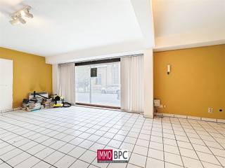 This ground floor commercial property in Molenbeek-Saint-Jean is ideal for a variety of professional activities. The property features a clear...