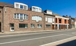 Zoekt u kwalitatief vastgoed op een centrale locatie? Deze instapklare duplex te koop in Burcht combineert ruimte, comfort en een strategische ligging nabij het centrum.<br /><br />Dit pand te koop beschikt over een uitstekende bereikbaarheid. De Heirbaan ligt op wandelafstand van de dorpskern van Burcht en vlak bij het openbaar vervoer. Dankzij de snelle aansluiting op de E17 is er bovendien een uitstekende verbinding met omliggende steden. Een belangrijk pluspunt bij het kopen van deze woning is de inbegrepen private autostaanplaats.<br /><br />De indeling van deze duplex ziet er als volgt uit:<br /><br />- Leefruimte: Ruim en lichtrijk, uitgerust met een sfeervolle gashaard<br />- Keuken: Moderne open keuken, direct verbonden met de leefruimte<br />- Terras: Gezellig buitenterras grenzend aan de keuken<br />- Eerste slaapkamer: Ruime master bedroom<br />- Tweede slaapkamer: Volwaardige extra slaapkamer of bureau<br />- Badkamer: Modern ingericht met alle comfort<br />- Berging: Handige opbergruimte<br />- Parkeerplaats: Inclusief private autostaanplaats<br /><br />Bent u op zoek naar een duplex in Burcht met alle nodige troeven en een uitstekende ligging? Contacteer ons via Dewaele.com<br /><br />Bestuursmaatregelen in het maatregelenregister: nee