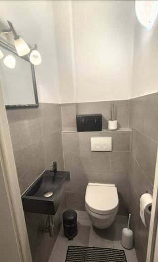 Appartement 90m², 2 slaapkamers + tuin 100m²<br /><br /><br /><br />Op een rustige en toch zeer centrale locatie vindt u dit zeer gezellige gelijkvloerse appartement. De originele bouw dateert van 1975, maar sedert 2016 werd alles vernieuwd: nieuwe keuken met vaatwasser, badkamer, nieuwe CV-ketel, elektriciteit, vloeren, plakkerij, nieuwe ramen met HR-glas, omheining tuin, dak van het tuinhuis, isolatie dak apptn. + zijmuur etc… De gemeenschappelijke inkomhal is ruim en geschikt voor bv. een kinderkoets of fiets.<br />Het appartement zelf heeft een eigen inkomhal, een living met open keuken ( ca.30m²), een nachthal, nieuwe badkamer met lavabo, spiegelkast en douche, 2 slaapkamers ( ca.16m² en 10m²), een berging met CV ( vernieuwd) waar er plaats is voor een wasmachine en eventueel een droogkast, een gastentoilet, een mooi terras in blauwe steen ( ca 20m²), en een grote tuin ( ca.100m²) met tuinhuis. De elektriciteit is conform ( blanco attest!) en dak + zijgevel(s) werden extra geïsoleerd (zeer goede EPC). Kelder aanwezig met veel bergruimte. Geen lift dus geen maandelijkse kosten.<br /><br />Contacteer voor meer info op 0494/99.72.85 of mail naar jolien.van.damme@hotmail.com