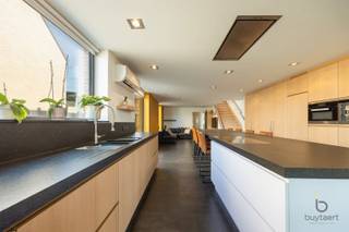 <p><span>100% INSTAPKLARE GEZINSWONING MET EPC A EN ZUIDTUIN!</span></p><p><span>Deze halfopen woning is gelegen in een verkeersluwe straat op een perceel van 510 m². Tien jaar geleden werd de woning volledig gestript en grondig gerenoveerd, kwasie nieuwbouw, technische en energetische vernieuwingen volgens de hedendaagse normen en klaar voor de toekomst.</span></p><p><span>Energiezuinig, lichtinval, comfort en opbergruimte zijn hier de sleutelwoorden. </span></p><p><span>Via de inkomhal met gastentoilet, ingemaakte vestiairekasten en toegang tot de kelder betreedt u de leefruimte. Daarnaast bevindt zich een praktische berging/wasplaats met maatwerk, een inloopdouche en aansluitingen voor wasmachine en droogkast.</span></p><p><span>De open leefruimte (50 m²) vormt één harmonieus geheel met zithoek, eetplaats en een strakke leefkeuken. Deze is volledig ingericht met kwalitatieve Miele-toestellen, een kookeiland met ontbijthoek, een overvloed aan kastruimte en airconditioning, De woning geniet van een aangename lichtinval, een groot schuifraam, voorzien van een vliegenraam, directe toegang tot het zonnige terras met een verplaatsbare Arezzo-overkapping en terrasverwarming.</span></p><p><span>Op de eerste verdieping bevinden zich drie slaapkamers (19 m², 10 m² en 8 m²), een afzonderlijk nachttoilet en een ruime badkamer (13 m²). De masterbedroom beschikt over een dressing, terwijl beide kinderkamers zijn uitgerust met ingemaakte kasten. De badkamer is ingericht met een ligbad, een inloopdouche, een dubbel lavabomeubel met spiegelkast, een extra opbergkast en een sierradiator.</span></p><p><span>Via een luik met een stevige vlizotrap bereikt u de ruime, afgewerkte opbergzolder. Daarnaast beschikt de woning over een kelder. </span></p><p><span>Op het gelijkvloers werd gekozen voor onderhoudsvriendelijke tegelvloeren en de verdieping is afgewerkt met een warme parketvloer.</span></p><p><span>Buiten een volledig omheinde, zuidgerichte en kindvriendelijke tuin met een ruim terras waar u kan genieten van het buitenleven. </span></p><p><span>Achteraan bevindt zich een afzonderlijke garage van 40 m² met een hoge sectionaalpoort, extra bergruimte en een apart toilet. De garage is bereikbaar via de oprit met automatische toegangspoort.</span></p><p><span>De woning werd afgewerkt met duurzame en kwalitatieve materialen en beschikt over tal van extra's, waaronder ingemaakte kasten, zonnepanelen, vloerverwarming, EPC-label A, ventilatiesysteem D, een waterontharder, regenwater-recuperatie aangesloten op de toiletten en buitenkraan, vliegenramen,...</span></p><p><span>Kortom, een verzorgde en energiezuinige woning die volledig instapklaar is en met aandacht voor comfort, kwaliteit en duurzaamheid. </span></p><p><span>Contacteer ons voor meer informatie of plan uw bezoek!</span></p><p><span> </span></p>