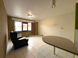 <p><span>APPARTEMENT OP ENKELE PASSEN VAN HET CENTRUM</span></p><p><span> </span></p><p><span>Een rustige ligging nabij het centrum. Op het eerste verdiep van deze kleinschalige residentie geniet dit appartement van een open zicht en veel licht. <br />Leefruimte met zithoek en keukenhoek met vaste eettafel. Ruime slaapkamer met ingebouwde kastenwand en badkamer. </span></p><p><span> </span></p><p><span> </span></p><p><span>NABIJ CENTRUM</span></p><p><span>VERWARMING MET WAMTEPOMP</span></p><p><span>(epc attest nog niet aangepast aan nieuwe situatie)<br /><br /></span></p><p><span> </span></p>