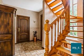 Bent u op zoek naar ruimte, rust en potentieel op een toplocatie? Deze karaktervolle twee-onder-één-kapwoning in Schoten is gelegen op een prachtig perceel van maar liefst 1.139 m² en biedt tal van mogelijkheden voor gezinnen, zelfstandigen of liefhebbers van groen.<br />De woning beschikt over een ruime en lichtrijke leefruimte waar de woonkamer naadloos overgaat in de eetkamer, wat zorgt voor een aangename en open woonbeleving. De rustieke keuken sluit perfect aan bij de authentieke charme van de woning. Verder vindt u op het gelijkvloers een ruime inkomhal, een apart gastentoilet, een praktische bergplaats en een bureau van 12 m², ideaal voor thuiswerk of een hobbyruimte. Achteraan werd een veranda aangebouwd die zorgt voor extra leefruimte en een mooie verbinding vormt tussen de woning en de tuin. Dankzij de grote raampartijen geniet u hier het hele jaar door van veel lichtinval en een rustgevend uitzicht op het groen.<br />Op de verdieping bevinden zich vier volwaardige slaapkamers, waardoor deze woning uitermate geschikt is voor grotere gezinnen.<br />Buiten geniet u van een prachtige zuidgerichte tuin, waar u de hele dag van de zon kunt genieten in een rustige en groene omgeving. Het ruime bijgebouw van 94 m² biedt tal van mogelijkheden als werkplaats, opslagruimte, atelier of hobbyruimte. Daarnaast beschikt het perceel over een carport naast het bijgebouw en een oprit naast de woning, wat zorgt voor voldoende parkeergelegenheid.<br />EPC E met renovatieplicht.<br /><br />Maak nu uw afspraak op www.dklvastgoed.be