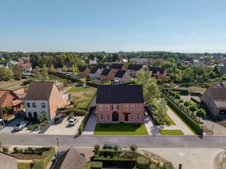 <p>Ontdek <strong>Residentie HELIOS</strong>, een stijlvol nieuwbouwproject van 16 woningen te hartje Eindhout, in een groene- en autoluwe omgeving.</p>
<p>Dit project wordt gerealiseerd aan de “Zonneheem”. Deze weg vormt een nieuwe doorsteek tussen de Gemeenteheidestraat en de Molenstraat. Hier wordt zelfs geen doorgaand verkeerd toegestaan.<br />In vlotte verbinding naar winkels, horeca, dorpsvoorzieningen, op- en afrit E313, is het hier genieten van comfortabel wonen met alles vlakbij.<strong><br /><br />LOT 2 – </strong>halfopen bebouwing beschikt over een bewoonbare vloeroppervlakte van 167m², alsook een eigen carport naast de woning met achterliggende tuinberging.</p>
<p><strong>INDELING: </strong></p>
<p><strong>Gelijkvloers: </strong></p>
<ul>
<li>Inkomhal met vestiaire ruimte en apart toilet</li>
<li>Leefruimte met open keuken voorzien van alle toestellen: inductie kookplaat inclusief afzuigkap, vaatwasser, combi-oven, spoelbak.</li>
</ul>
<p>Aansluitend treft men de berging/ technische ruimte.</p>
<p><strong>Verdiep:<br /></strong>De nachthal verleent toegang tot:</p>
<ul>
<li>De 3 slaapkamers</li>
<li>De badkamer met ligbad, inloopdouche en toilet</li>
</ul>
<p><strong>Zolder: <br /></strong>De vaste trap biedt toegang tot de ruime zolder. Hierdoor kunt u een gezellige hobbykamer of een extra slaapkamer creëren.</p>
<p><strong>Tuin/ terras: <br /></strong>Zuidgericht terras van 21,6m², met achterliggende, afgewerkte tuin.</p>
<p><strong>Bijzonderheden: <br /></strong>E-peil: <E10<br />Zonnepanelen (vermogen van minimaal 5400 WP)<br />Lucht-water warmtepomp<br />Ventilatie C<br />Recuperatiepomp regenwater 7500L (toiletten, buitenkraan, wasmachine)</p>
<p><strong>Helios: centraal, duurzaam en zorgeloos wonen in Eindhout (Laakdal)</strong></p>