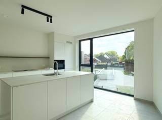 Ontdek dit moderne appartement op de eerste verdieping, waar comfort, licht en energiezuinig wonen perfect samenkomen.<br /><br />Indeling: inkom, badkamer met inloopdouche, lavabomeubel en handdoekradiator, apart toilet, berging, ruime woonkamer met open keuken en 2 comfortabele slaapkamers.<br /><br />Buiten: privatief terras.<br /><br />Parkeren & berging: ondergrondse autostaanplaats en privatieve berging met elektriciteit inbegrepen in de huurprijs.<br /><br />Afwerking: volledig geschilderd opgeleverd, voorzien van armaturen, gordijnrails en lichte deuren.<br /><br />Duurzaam & energiezuinig: verwarming via geothermie en zonnepanelen per appartement, E-peil = 20.<br /><br />Algemene onkosten: 60 euro / maand<br /><br />Benieuwd naar dit project? Neem contact met ons op voor meer informatie of een rondleiding:<br />03/775.44.10<br />info@immo-jet.be