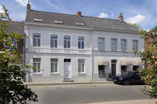 In de www.schepenhuisstraat1.be (url kopiëren en plakken indien doorklikken niet lukt) in Rollegem stellen we jou graag deze authentieke gezinswoning voor. Zoek je ruimte en karakter? Dan is deze woning het ontdekken waard. De leefruimte en het salon met houthaard en hoge plafond zijn supergezellig. De wasplaats, de bergingen, het bureel op het gelijkvloers, de 2 badkamers en nog meer maken het bij uitstek een grote gezinswoning. De zolderverdieping werd ingericht tot master-bedroom met een aparte dressing en een eigen badkamer. Op de achtergevel is een poortje voor wanneer je met de fiets komt.<br /><br />HOMERUN: Op zondag 28 juni ben je van harte welkom op de Homerun van deze woning. Via www.schepenhuisstraat1.be kan je een afspraak inplannen. Eveneens via de website verneem je veel meer, zoals een uitgebreide omschrijving, foto's, 360° rondgang, documenten, … <br /><br />KICK-OFF PRIJS: De vermelde prijs is een Kick-Off prijs waarop een eenmalig bod kan uitgebracht worden (zowel boven als onder de Kick-Off prijs). Dankzij het kwaliteitslabel van Henry Houser ben je zeker dat de biedingen correct verlopen zonder dat er een opbodspel gehouden wordt! <br /><br />EXTRA BEZOEK: Mocht je op zondag 28 juni niet vrij zijn, geef dan gerust een belletje om een afspraak in te plannen op een ander moment. <br /><br />Groeten, Hilde van Henry Houser. <br />gsm: 0474 63 16 16