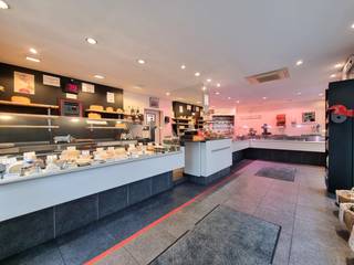 Op één van de beste hoeklocaties in het centrum van Heist bevindt zich deze prachtige handelszaak, op heden gekend als een zeer kwalitatieve delicatessenzaak. De enorme gevelbreedte, praktische indeling en goede energiescore zijn extra troeven. <br />Oppervlakte 142m² + kelder van +-25m².<br /><br />De indeling:<br />- Grote, lichtrijke winkelruimte met koeltogen en veel maatwerk. Elektrische screens en zonneluifels voorzien.<br />- Ingerichte keuken, <br />- Atelier met twee inloopfrigo's,<br />- Grote berging,<br />- Living/bureel,<br />- Toilet,<br />- Douchekamer,<br />- Privatieve ingang voor de leveranciers aan de zijkant van het gebouw.<br />- Grote kelder.