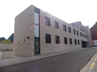 In de Dreefstraat in Heverlee, op een steenworp van de Naamsepoort, bevindt zich deze ondergrondse en inpandige autostaanplaats in een recent en verzorgd gebouw. De ligging is bijzonder gunstig, met een vlotte verbinding naar het centrum van Leuven, de invalswegen en het openbaar vervoer. Winkels, kantoren en andere voorzieningen bevinden zich in de onmiddellijke omgeving, wat deze parkeerplaats uitermate geschikt maakt voor zowel buurtbewoners als pendelaars.<br />Bovendien is ook de naastgelegen parkeerplaats, plaats 6, onder dezelfde voorwaarden te huur. Dit biedt een interessante opportuniteit voor wie op zoek is naar een tweede staanplaats of extra ruimte voor bijvoorbeeld een gezinswagen of bedrijfsvoertuig.<br />Voor meer informatie of een bezoek ter plaatse kan u ons steeds contacteren.