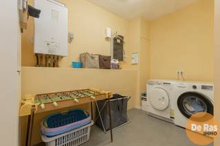 HERZELE - Dit volledig instapklaar, gelijkvloers appartement vindt u in een gebouw met twee entiteiten. Alle voorzieningen zoals scholen,...