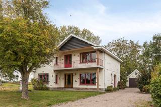 Deze statige, maar te renoveren open bebouwing is gelegen op een perceel van 13a13ca en bevindt zich op de grens van agrarisch gebied, wat zorgt voor een prachtig groen en open uitzicht. De woning beschikt over een functionele indeling met heel wat potentieel. Op het gelijkvloers vinden we de inkomhal, een leefruimte, keuken, berging, badkamer en een eerste slaapkamer, wat deze woning ook geschikt maakt voor wie graag gelijkvloers woont. Op de eerste verdieping geeft de ruime overloop toegang tot drie bijkomende slaapkamers én een extra zolderkamer die kan worden ingericht als hobbyruimte, bureau of vijfde slaapkamer. Buiten vinden we een aparte garage waar de wagen veilig en droog kan worden gestald. Dankzij de centrale ligging, de grote bewoonbare oppervlakte en het uitzicht op achterliggend groen is deze woning een ideale opportuniteit voor wie op zoek is naar ruimte en rust, en bereid is om van deze solide basis een echte thuis te maken.