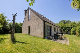 <p><strong>Exclusief wonen in een rustige doodlopende straat met ongekende mogelijkheden</strong></p>
<p>Bent u op zoek naar een uitzonderlijke kangoeroewoning of een stijlvolle villa met een volledig afgescheiden praktijk- of kantoorruimte? Dan zal deze unieke eigendom u ongetwijfeld weten te overtuigen.</p>
<p>Deze ruime villa is gelegen in een uiterst rustige en kindvriendelijke doodlopende straat in Malle, vlak bij het gekende café De Trappisten. Hier geniet u dagelijks van een ideale combinatie van rust, privacy en een uitstekende bereikbaarheid.</p>
<p>Ook op vlak van energie bent u helemaal klaar voor de toekomst. Dankzij het gunstige <strong>energielabel B</strong> is de woning energiezuinig en geldt er geen renovatieverplichting.</p>
<p>De twee afzonderlijke inkomdeuren maken deze eigendom bijzonder veelzijdig. Ze leent zich perfect voor een combinatie van wonen en werken, een vrij beroep of een kangoeroewoning, zoals de woning vandaag reeds succesvol is ingericht. Een bijkomende troef is dat beide wooneenheden gebruikmaken van één centrale teller en één abonnement voor de nutsvoorzieningen, waaronder elektriciteit, televisie en internet. Dit resulteert in een aanzienlijke besparing op de vaste maandelijkse kosten.</p>
<p>De villa bevindt zich op een verzorgd en onderhoudsvriendelijk perceel van 784 m² en beschikt over een uitzonderlijk ruime garage van maar liefst 10 x 3 meter. Dankzij de garagepoort aan de voorzijde en de praktische zijdeur is deze ruimte bijzonder vlot toegankelijk en geschikt voor diverse toepassingen.</p>
<p>Momenteel omvat de woning vier volwaardige slaapkamers, twee badkamers en twee aangename leefruimtes. Dankzij de doordachte en flexibele indeling biedt deze eigendom bovendien tal van mogelijkheden. Ze kan zonder ingrijpende aanpassingen worden omgevormd tot een royale gezinswoning met extra slaapkamers, een hobbyruimte, speelkamer of multifunctionele werkruimte.</p>
<p>Kortom, een uitzonderlijke eigendom op een toplocatie in Malle waar ruimte, comfort, energiezuinigheid en veelzijdigheid naadloos samenkomen. Een unieke opportuniteit voor wie op zoek is naar een woning die vandaag én in de toekomst aan uiteenlopende woonwensen voldoet.</p>
<p><strong><br /><br />Uitzonderlijke indeling met twee volwaardige woongedeeltes</strong></p>
<p></p>
<p>De unieke architectuur van deze villa vertaalt zich in een uiterst doordachte en flexibele indeling, perfect toegankelijk via de twee aparte inkomdeuren. Aan de linkerzijde opent de deur naar een functionele hal met een grote, praktische berging en directe toegang tot een gezellige woonkamer. Slaapcomfort en privacy staan hier centraal, met achter de leefruimte een zeer ruime slaapkamer en een complete badkamer uitgerust met een ligbad, lavabo en toilet.</p>
<p>Via de rechter inkomhal betreedt u het hoofdwoningsgedeelte, waar een zee van licht u verwelkomt in de royale woonkamer met open keuken en toegang tot het terras. Direct aansluitend bevindt zich een handige berging die tevens een vlotte toegang biedt tot de achtertuin. De vaste trap in deze inkomhal leidt naar de eerste verdieping, een volwaardige en riante etage. Hier bevinden zich een indrukwekkende hoofdslaapkamer, een tweede zeer grote slaapkamer en een comfortabele derde slaapkamer, perfect geflankeerd door een aparte, tweede badkamer. Als kers op de taart beschikt dit verdiep over een extra bergruimte van maar liefst bijna 20m² onder het schuine dak, die momenteel is ingericht als dressing. Een verrassend ruimtelijk pand dat moeiteloos aan al uw woonwensen voldoet.</p>
<p><br />EPC label 'B'<br />Wg, Vv, Gvkr, Gmo, Vg</p>
<p></p>