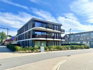 <p>In de hedendaagse en stijlvolle residentie Vredebrug bevindt zich dit aangename appartement op de eerste verdieping. Dankzij de moderne architectuur, de praktische indeling en de grote raampartijen geniet je hier van een comfortabele en lichtrijke woonomgeving.</p><p>Via de diepe inkomhal betreed je het appartement, waarna je terechtkomt in de ruime woonkamer. Dankzij de grote raampartijen valt er bijzonder veel natuurlijk licht binnen en ontstaat er een aangename, open sfeer. De woonkamer sluit mooi aan op de volledig uitgeruste open keuken, waardoor koken en gezellig samenzijn hier moeiteloos samengaan.</p><p>Het appartement beschikt over twee volwaardige slaapkamers, een moderne badkamer met ligbad, een apart toilet en een praktische berging die tevens dienst doet als wasplaats.</p><p>Een bijkomende troef is het aangename terras van maar liefst 17 vierkante meter, waar je heerlijk kan genieten van de buitenlucht. Daarnaast beschikt de woning over een ruime kelderberging, ideaal voor extra stockage.</p><p>Ook op vlak van mobiliteit is het appartement bijzonder praktisch. Er zijn drie overdekte fietsplaatsen voorzien en er kan een ondergrondse autostaanplaats mee worden aangekocht.</p><p>Dit appartement op de eerste verdieping combineert moderne architectuur, moderne technieken zoals vloerverwarming, veel lichtinval, comfort en een praktische indeling en vormt daarmee een ideale thuis voor wie hedendaags en aangenaam wil wonen in Residentie Vredebrug.</p>