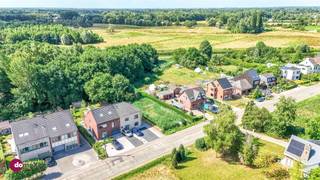 <p><span>Bouwgrond met vergunning voor exclusieve circulaire villa nabij de Dijle Muizen</span></p><p><span> </span></p><p><span>In het landelijke Muizen komt een bijzonder project tot leven: een circulaire villa op paalfundering, ontworpen door </span><span>S3 Architecten &amp; Bautonic</span><span>. Dankzij de innovatieve bouw op palen is de woning perfect afgestemd op de nabijheid van de Dijle.</span></p><p><span> </span></p><p><span>Wat koop je? </span><span>De grond mét de bouwvergunning en plannen.</span><span> Een kant-en-klaar dossier dus, waarbij je meteen kan starten met bouwen. Het ontwerp streeft naar een </span><span>BEN20-woning</span><span> met onder andere geothermie.</span></p><p><span> </span></p><p><span>De villa bestaat volgens de vergunning uit 2 bouwlagen, een ruime leefruimte met open keuken en bureau op het gelijkvloers, en 3 slaapkamers met 2 badkamers op de verdieping. Grote glaspartijen brengen de tuin maximaal binnen.</span></p><p><span> </span></p><p><span>Een unieke kans voor wie droomt van een duurzame en vooruitstrevende woning op een prachtige locatie!</span></p><p><span> </span></p><p><span>Meer info of de plannen inkijken? Contacteer ons vandaag nog!</span></p><p><span> </span></p><p><span>015 20 36 00 - info@domoxim.be </span></p><p><span> </span></p><p><span>domoXim. Waar dromen thuis komen!</span></p><p><span> </span></p><p><span>Ook de waarde van je </span><span>eigen </span><span>woning kennen? Wij geven je graag advies.</span></p>