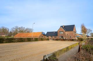 In een bijzonder rustige en groene omgeving bevindt zich deze gerenoveerde woning met uitgebreide paardeninfrastructuur, gelegen op een...