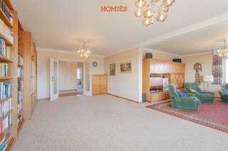 Op een absolute toplocatie in Heverlee, vlak bij UZ Leuven Gasthuisberg en IMEC, mogen wij u dit uitzonderlijke penthouse aanbieden. Met maar liefst 170 m² bewoonbare oppervlakte geniet u hier van een zee aan ruimte, licht en comfort. De royale inkomhal geeft toegang tot vier bijzonder ruime kamers, die flexibel kunnen worden ingericht als slaapkamers, bureau of hobbyruimte. De indrukwekkende leefruimte van ca. 50 m² baadt in het natuurlijke licht en biedt een spectaculair panoramisch uitzicht over Leuven. Verder beschikt het appartement over een ruime keuken, een badkamer met bad en douche, een praktische berging en een aangenaam terras van ca. 15 m² waar het heerlijk vertoeven is. Ook energetisch scoort deze eigendom sterk met een gunstig EPC-label B. Een ruime inpandige garage en private kelderberging zijn inbegrepen en maken het geheel compleet. Bent u op zoek naar een unieke penthouse met uitzonderlijke volumes, een tijdloos uitzicht en een topligging nabij Leuven? Dan is dit absoluut een bezoek waard. Wenst u graag meer informatie of een bezoek? Contacteer ons via info@homies.be of 016 22 82 22.