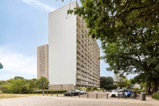 In de gezellige Bosuilwijk, vlakijb het Sint-Fredegandusplein, bevindt zich dit appartement met 1 slaapkamer, terras en parking!<br />Het appartement bevindt zich op een steenworp van winkels, bakkers, beenhouwers, het openbaar vervoor, en voor de liefhebbers natuurlijk het Bosuil stadion. Zowel Wijnegem Shopping Center als centrum Antwerpen zijn met het openbaar vervoer vlot bereikbaar!<br />Het appartement ligt op de gelijkvloerse verdieping en is voorzien van een inkomhal met ruime vestiairekast, living met toegang tot het terras over de volledige breedte, keuken, nachthal met zeer ruime ingemaakte kast, apart toilet, badkamer en 1 grote slaapkamer. <br />Onderaards is er een kelder voorzien en een individuele autostaanplaats is inbegrepen in de prijs!<br />Op wandelafstand is er een leuk speelpleintje voor de allerkleinsten.<br />De gemeenschappelijke kosten bedragen +/- 175€/mnd. : cv, water, onderhoud, blokpolis, syndicus, reservekapitaal, lift, elektriciteit gemene delen, enz...