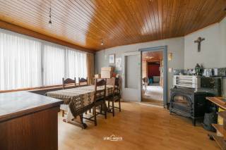 Te renoveren halfopen bebouwing op een goede locatie met veel mogelijkheden. De woning ligt op een perceel van 353 m² en heeft een bewoonbare oppervlakte van 163 m². Binnen zijn er drie slaapkamers en twee toiletten, wat zorgt voor een praktische basisindeling.
De woning beschikt over zowel dubbele als enkele beglazing. Vooraan bevindt zich een zeer ruime oprit met extra stockageruimte. Er is geen voorkooprecht van toepassing (zijgevel) en het pand is niet getroffen door de rooilijn.
Houd er rekening mee dat voor deze woning de renovatieplicht van toepassing is. Er is dus werk voorzien, maar voor wie wil renoveren biedt dit pand een interessante kans om de woning volledig naar eigen smaak en normen te vernieuwen op een degelijke locatie. Bel ons nu voor een afspraak op het nummer: 052/46.38.03 en wie weet tot binnenkort! 
