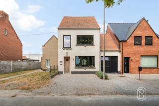 Prachtig gerenoveerde gezinswoning met aangelegde tuin en tal van mogelijkheden!Instapklaar, gezellig én volledig vernieuwd – absoluut uw bezoek waard!Ontdek deze smaakvol gerenoveerde woning met een gezellige uitstraling, een volledig omheinde en aangelegde tuin en een handige oprit. De woning werd grondig aangepakt en combineert hedendaags wooncomfort met mooie, praktische leefruimtes. Momenteel zijn er 2 slaapkamers, met de mogelijkheid om op zolder nog 2 extra slaapkamers te creëren.INDELING: inkomhal met charmante trap, gezellige leefruimte, open en volledig geïnstalleerde keuken met extra ontbijthoek, apart toilet, praktische wasplaats en berging. Daarnaast beschikt de woning over een handige kelder. Op de eerste verdieping bevinden zich de overloop, 2 volwaardige slaapkamers, een ruime badkamer met zowel ligbad als inloopdouche en een afzonderlijk toilet. De grote zolder biedt bovendien heel wat extra mogelijkheden en kan ingericht worden met 2 bijkomende slaapkamers.Buiten geniet u van een mooi aangelegd terras en een volledig omheinde tuin waar het heerlijk vertoeven is. De handige oprit zorgt bovendien voor parkeergelegenheid aan de woning.TROEVEN:* grondig gerenoveerde en instapklare woning* nieuwe elektriciteit en nieuwe afvoeren* centrale verwarming op aardgas* geïsoleerd dakBezoek na afspraak met Immo Beguin: charlotte@immobeguin.be