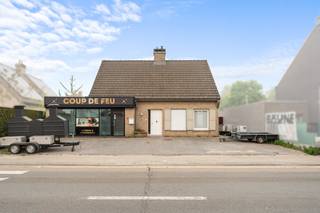 <strong>Bent u op zoek naar een woning met extra ruimte en tal van mogelijkheden? </strong><br /><br />Deze eigendom bestaat uit een woning met daarnaast een voormalige handelsruimte van ca. 90 m², die perfect kan worden omgevormd tot een polyvalente ruimte of extra woonunit.<br /><br />Het pand vraagt een opfrisbeurt en een stedenbouwkundige bestemmingswijziging, maar biedt een unieke kans om het geheel volledig naar eigen smaak en noden in te richten.<br /><br /><u><strong>Polyvalente ruimte (ca. 90 m²)</strong></u>
<ul>
<li>De voormalige handelsruimte bevindt zich naast de woning en kan perfect dienen als uitbreiding van de woonfunctie</li>
<li>Ideaal als extra leefruimte, hobbyruimte, praktijk of kangoeroewoning</li>
<li>In te richten als gelijkvloerse woonunit</li>
<li>Voorzien van sanitair (douche, toilet en lavabo)</li>
<li>Extra bergruimte aanwezig</li>
<li>Airco en krachtige elektriciteitsaansluiting (360A)</li>
<li>Parkeermogelijkheid voor de deur</li>
</ul>
<u><strong>De woning</strong></u>
<ul>
<li>Inkomhal met gastentoilet</li>
<li>Leefruimte met aansluiting voor open haard</li>
<li>Keuken met de mogelijkheid om uit te breiden</li>
</ul>
<u><strong>Verdieping</strong></u>
<ul>
<li>3 slaapkamers</li>
<li>Badkamer met lavabo, ligbad en toilet</li>
<li>Zolder</li>
</ul>
<u><strong>Buitenruimte</strong></u>
<ul>
<li>Ruim terras, deels overdekt</li>
<li>Rechtstreekse doorgang naar de straat</li>
</ul>
<u><strong>Extra troeven</strong></u>
<ul>
<li>Dubbele én enkele garage: ideaal voor opslag of meerdere wagens</li>
<li>Dubbele beglazing en rolluiken</li>
<li>Centrale verwarming op aardgas</li>
</ul>
<strong><u>Kortom</u></strong><br />Een eigendom met bijzonder veel potentieel dankzij de aparte, ruime nevenruimte. Ideaal voor wie op zoek is naar kangoeroewonen, gelijkvloers wonen of een combinatie van wonen met hobby of praktijk.<br /><br /><strong><u>Leg nu uw bezoek vast aan deze eigendom met tal van mogelijkheden.</u></strong><br /><br /><br /><br /><br /><br /><br />