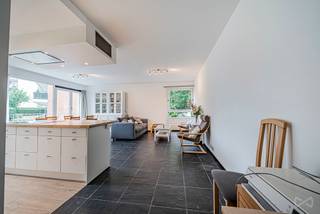 Information & viewings: 02 315 51 72<br />We Invest is offering this beautiful ±78 m² apartment with terrace, ideally located a stone's throw from the Sportcity sports centre and the Stockel district, in the ‘Au Bois’ neighbourhood. It comprises an entrance hall with separate WC and cupboards (with space for a washing machine and dryer), a hallway leading to two bedrooms of 13 m² and 6 m² and a shower room. The spacious 38 m² living room opens onto a fitted kitchen with a central island and gives access to a 6 m² terrace facing a green and well-maintained inner courtyard. The flat is in excellent condition, has an EPC rating of E and complies with electrical standards. Parking space available as an OPTION, not compulsory (€20,000). <br />Don't delay, come and view today!