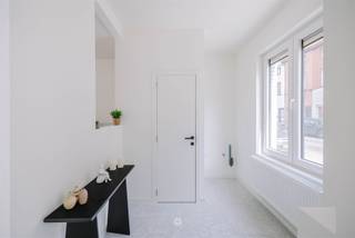 <p><span>GENT - Gerenoveerde woning met zonnige stadstuin</span></p><p><span> </span></p><p><span>In de Geitstraat 3 te Gent bevindt zich deze volledige gerenoveerde woning op een uitstekende locatie. U woont hier op slechts enkele minuten fietsen van het historische stadscentrum, op wandelafstand van het natuurgebied Bourgoyen-Ossemeersen en met een vlotte verbinding naar belangrijke invalswegen en het openbaar vervoer. Winkels, scholen en andere voorzieningen bevinden zich bovendien in de onmiddellijke omgeving. </span></p><p><span>Een ideale combinatie van rustig wonen en de dynamiek van de stad binnen handbereik.</span></p><p><span> </span></p><p><span>De woning werd recent grondig gerenoveerd met aandacht voor kwaliteit, comfort en duurzaamheid. </span></p><p><span>Dankzij de doordachte indeling, hoogwaardige materialen en stijlvolle afwerking geniet u van een hedendaagse woning die volledig klaar is voor de toekomst.</span></p><p><span> </span></p><p><span>Enkele troeven op een rij:</span></p><ul><li><span>Energiezuinig (EPC B)</span></li><li><span>Zuidwest georiënteerde stadstuin</span></li><li><span>Centrale en vlot bereikbare ligging</span></li><li><span>3 volwaardige slaapkamers</span></li><li><span>Aangename lichtinval doorheen de woning</span></li></ul><p><span> </span></p><p><span>De indeling gaat als volgt: </span></p><p><span>Gelijkvloers:</span></p><p><span>Ruime inkomhal met apart gastentoilet en wasplaats. Aansluitend de open keuken, die uitgeeft op de eet- en leefruimte met aansluitende toegang tot de tuin. </span></p><p><span>Verdieping(en):</span></p><p><span>De eerste verdieping omvat de badkamer met inloopdouche en dubbele lavabo, een apart toilet en de ruime master bedroom. </span></p><p><span>Op de tweede verdieping bevinden zich de tweede en derde slaapkamer.</span></p><p><span> </span></p><p><span>Belangrijk:</span></p><p><span>Richtprijs: 429.000 EUR</span></p><p><span>EPC: B (183 kWh/m² jaar)</span></p><p><span> </span></p><p><span>Interesse? Contacteer Axel Lenaerts makelaars voor meer informatie of een bezoek ter plaatse!</span></p><p><span> </span></p>