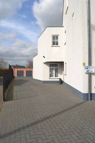 STAAT MOMENTEEL IN OPTIE<br /><br />Modern gelijkvloers appartement met tuin en garage in Weelde centrum. <br /><br />Dit hedendaagse appartement met twee slaapkamers bevindt zich op de gelijkvloerse verdieping van een kleinschalige residentie in het centrum van Weelde. De woning is modern afgewerkt en beschikt over veel lichtinval. Het appartement beschikt over een eigen inkomhal aan de zijkant. Je deelt dus geen inkom en/of trappenhal met anderen. Hierdoor dalen dus ook de maandelijkse kosten, deze zijn slechts 80 euro. Achteraan bevindt zich een ruime tuin met zicht op groen. <br /><br />Het appartement komt eind 2026 vrij aangezien we dan naar onze andere woning verhuizen. <br /><br />
