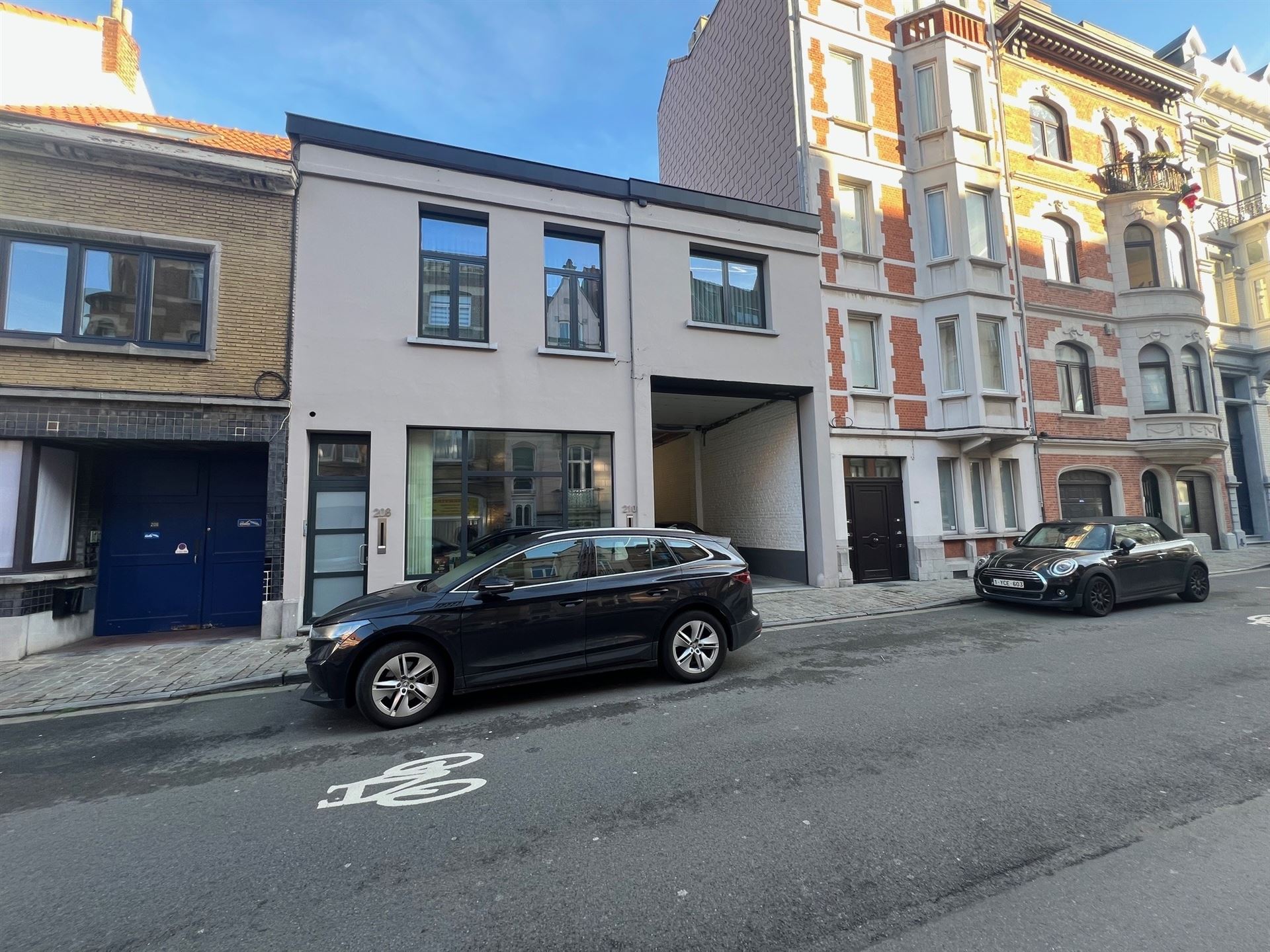 Groundfloor commercial space with Garage on a prime location - photo 1