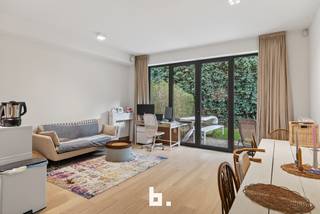 In the triangle formed by Fernand Cocq Square – Flagey – Avenue Louise, lies this contemporary ground-floor apartment with a city garden, located in Residence Elysée in Ixelles.<br /><br />Built in 2019, the residence was designed with a focus on modern comfort and refined finishes, fully meeting today’s living standards.<br /><br />The layout is as follows: an entrance hall with guest toilet, a bedroom with ensuite bathroom and laundry area, and a bright living room with open kitchen opening onto the south-east-oriented city garden. At the front of the apartment, there is also a terrace.<br /><br />Finally, the apartment includes a private storage room, and residents have access to a communal bicycle storage area.