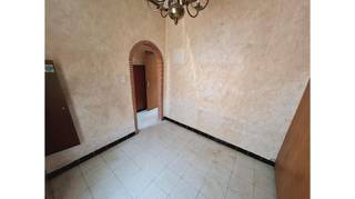 In één van de verborgen hoekjes van de Brugse binnenstad ligt deze te renoveren 2-slaapkamerwoning met stadsterrasje.De woonst heeft een interessante...