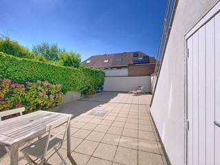 Ontdek dit instapklare gelijkvloers appartement te koop in het bruisende centrum van Heist. Het gebouw is de laatste jaren grond gerenoveerd, met onder andere een recent geschilderde voorgevel en nieuwe geïsoleerde achtergevel en dak uit 2024. Binnenin geniet u van een nieuwe vloer en frisse schilderwerken. Het appartement ligt centraal in Heist, op wandelafstand van alle nodige voorzieningen, station van Heist en het nieuwe project Hoost. Het strand van Heist is eveneens vlakbij. Het appartement beschikt over een uniek en zeer ruim zonneterras dat volledig privatief is. Ideaal voor wie extra buitenruimte wenst te hebben. Tevens beschikt het appartement over de nodige fietsberging, privé kelderberging en bijkomende opslagruimte in het pand. Indeling:- inkomhal met gastentoilet- lichtrijke leefruimte met eetkamer- volledig geïnstalleerde keuken- doucheruimte- 2 volwaardige slaapkamers met toegang tot terras van 68m²- bijkomende opslagruimte op de bovenste verdiepingBent u op zoek naar vastgoed aan de kust?Ideaal aanbod voor wie op zoek is naar een appartement te Knokke-Heist.Wenst u meer informatie of een bezoek? Neem gerust contact op met onze vastgoedexpert Arne Reubens via +32 472 186 304 of arne.reubens@dewaele.com