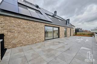 <p><span>Met trots stellen wij u het nieuwbouwproject </span><strong><span>“De Lepelaar”</span></strong><span> voor, gelegen op een gunstige locatie aan het Boseind in Neerpelt.</span></p>
<p><span>Deze stijlvolle residentie bevindt zich op de hoek van de Lepelstraat en het Boseind en omvat </span><strong><span>12 ruime appartementen</span></strong><span>, verdeeld over twee gebouwen. Daarnaast beschikt het project over 18 ondergrondse autostaanplaatsen en 13 privatieve kelders.</span></p>
<p><span>Dankzij de centrale ligging geniet u van een uitstekende bereikbaarheid en bevinden tal van voorzieningen zich op wandelafstand. Zo liggen diverse handelszaken, waaronder een bakker, slager, krantenwinkel, apotheek, drankenhandel en supermarkt, vlakbij. Ook scholen, een bushalte en het treinstation zijn vlot bereikbaar.</span></p>
<h3><span>Appartement B1-1.2 – Lepelstraat 4 bus 5</span></h3>
<p><span>Dit </span><strong><span>ruime duplexappartement</span></strong><span> bevindt zich op de eerste en tweede verdieping van de residentie en biedt een aangename combinatie van ruimte, comfort en functionaliteit.</span></p>
<p><span>Het appartement beschikt over </span><strong><span>3 grote slaapkamers</span></strong><span> en een uitzonderlijk ruim terras van maar liefst </span><strong><span>67,16 m²</span></strong><span>, waar u in alle rust kunt genieten van het buitenleven.</span></p>
<h3>Indeling eerste verdieping</h3>
<p>Via de inkomhal bereikt u het afzonderlijke gastentoilet en de lichtrijke leefruimte, waar gezelligheid en comfort centraal staan. De open keuken sluit naadloos aan op de leefruimte en vormt samen met de zithoek en eetruimte een aangename plek om te ontspannen en samen te genieten. Dankzij de praktische indeling ontstaat een ruimtelijk en harmonieus geheel. Aansluitend zorgt de handige berging voor extra opbergruimte en biedt ze plaats voor het netjes organiseren van huishoudelijke benodigdheden.</p>
<h3>Indeling tweede verdieping</h3>
<p>Op de tweede verdieping geeft de overloop toegang tot drie ruime slaapkamers, een comfortabele badkamer en een afzonderlijk toilet. De slaapkamers bieden tal van mogelijkheden en kunnen naar wens worden ingericht als kinderkamers, een master bedroom, een bureau of een hobbyruimte. De badkamer vormt een praktische plek voor het dagelijkse comfort van het hele gezin. Dankzij de doordachte indeling beschikt deze verdieping over alle ruimte en voorzieningen voor een aangenaam en functioneel wooncomfort.</p>
<p>Adres: Lepelstraat 4 bus 5, 3910 Pelt<br /><br />Prijs:<br />Grondprijs: € 77.000,00 + 12 % registratierechten<br />Constructie: € 315.786,54 excl. BTW<br />Totaal: € 392.786,54 excl. BTW en registratierechten.</p>
<p>Registratierechten op de grond: € 9.240,00<br />BTW op constructie: € 66.315,17<br />Totale kost excl. berging en ondergrondse parking:<br />€ 468.341,71<br />Kosten berging en ondergrondse parking: € 28.770,00<br />Totale kost incl. berging en ondergrondse parking, excl. notariskosten en excl. aansluiting nutsvoorzieningen:<br />€ 497.111,71<br /><br />EPB: In aanvraag<br />Verwarming: warmtepomp<br />3 individuele zonnepanelen<br /><br />Bij interesse mag u contact opnemen via: <br />info@peltermakelaardij.be of 011 93 60 60</p>