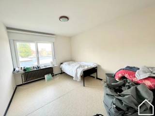APPARTEMENTSGEBOUW MET 4 APPARTEMENTEN EN 3 GARAGESDit is een vanaf-prijs. Elk bod vanaf deze prijs wordt voorgelegd aan de eigenaar, die de keuze...