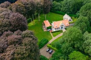 Deze ruime en luxe afgewerkte villa is gelegen op ca. 1 Hectare grond met parktuin en grenzend aan het park van Schilde. IndelingU betreedt de villa...